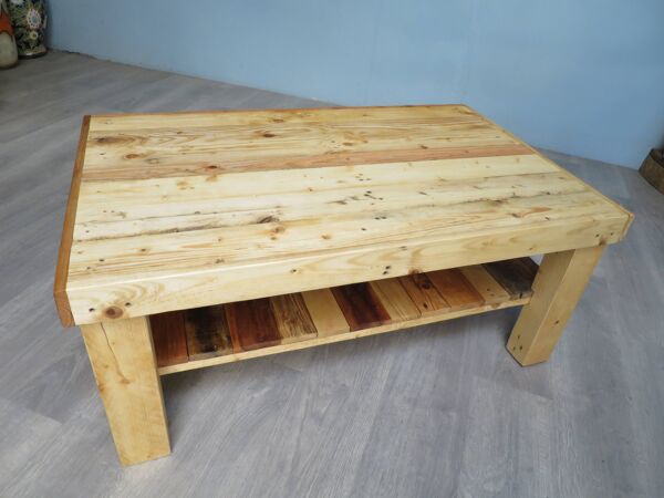 Table basse brut avec étagère
