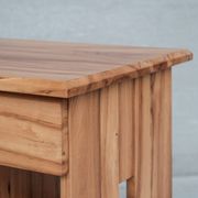 Petit bureau français du milieu du siècle en bois