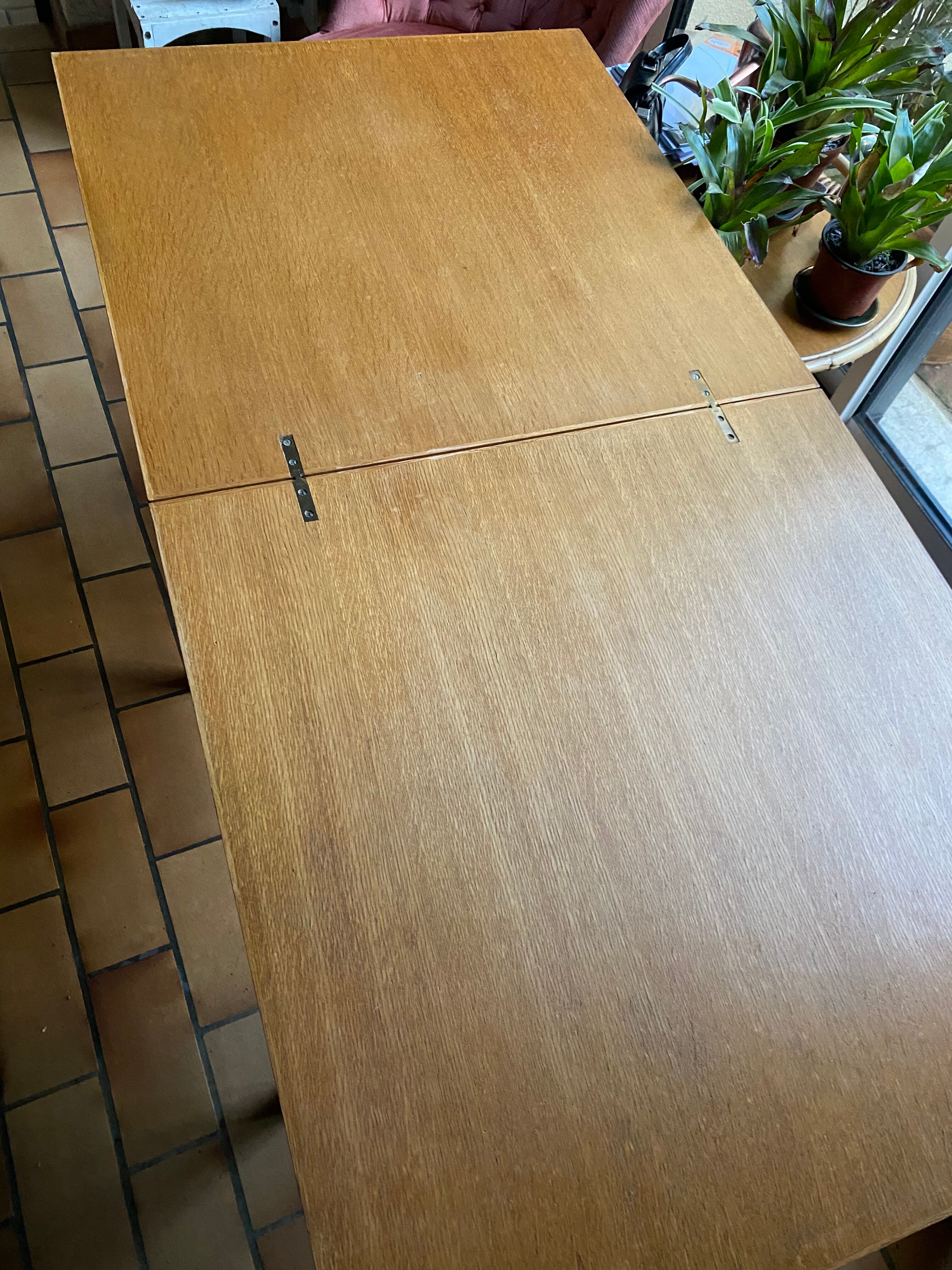 Table depliante carrée, pieds compas