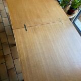 Table depliante carrée, pieds compas