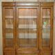 Vitrine militaire vintage Drexel Heritage avec éclairage et étagères en verre