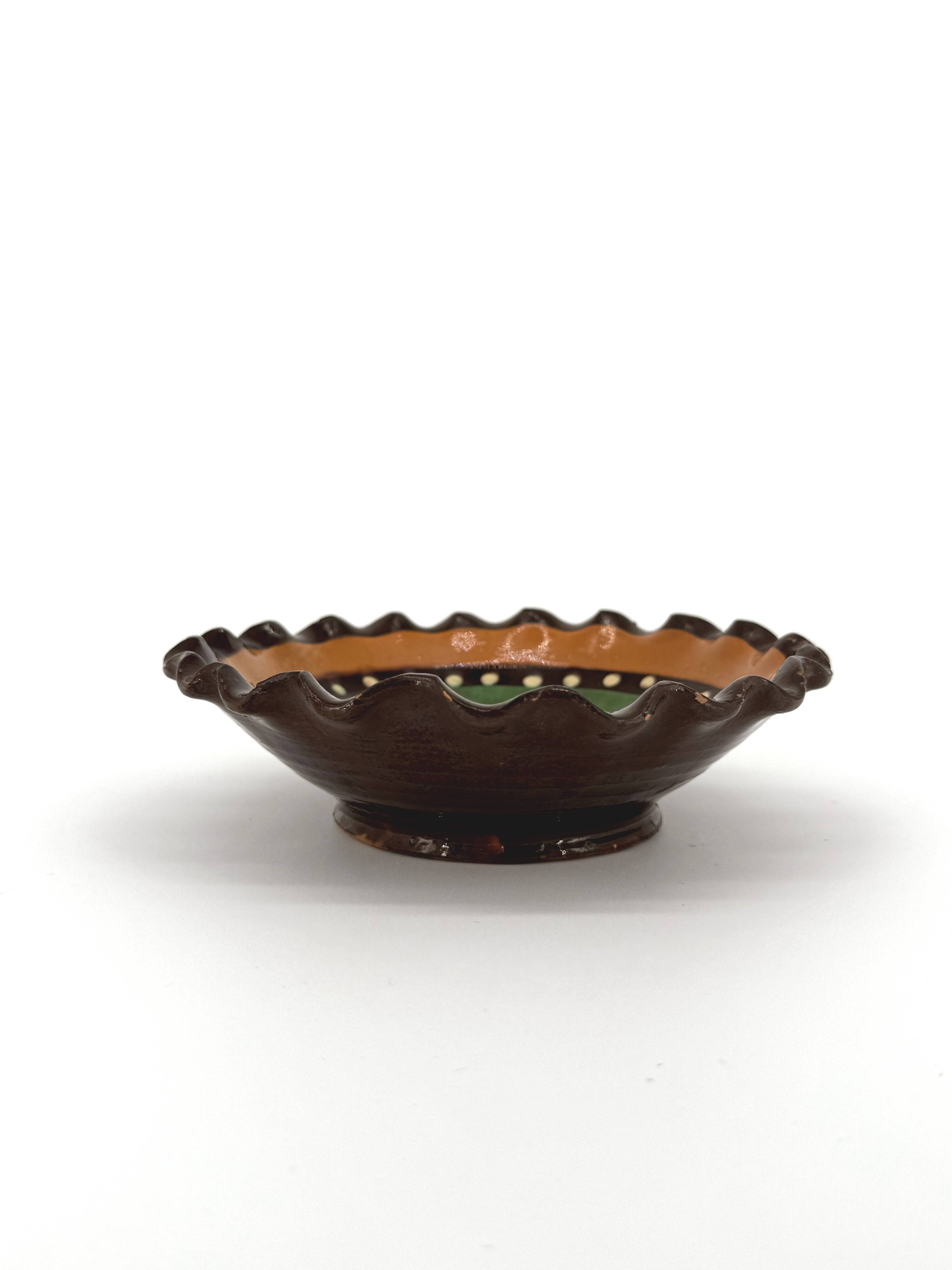 Glazed ceramic cup with wavy edge - wave