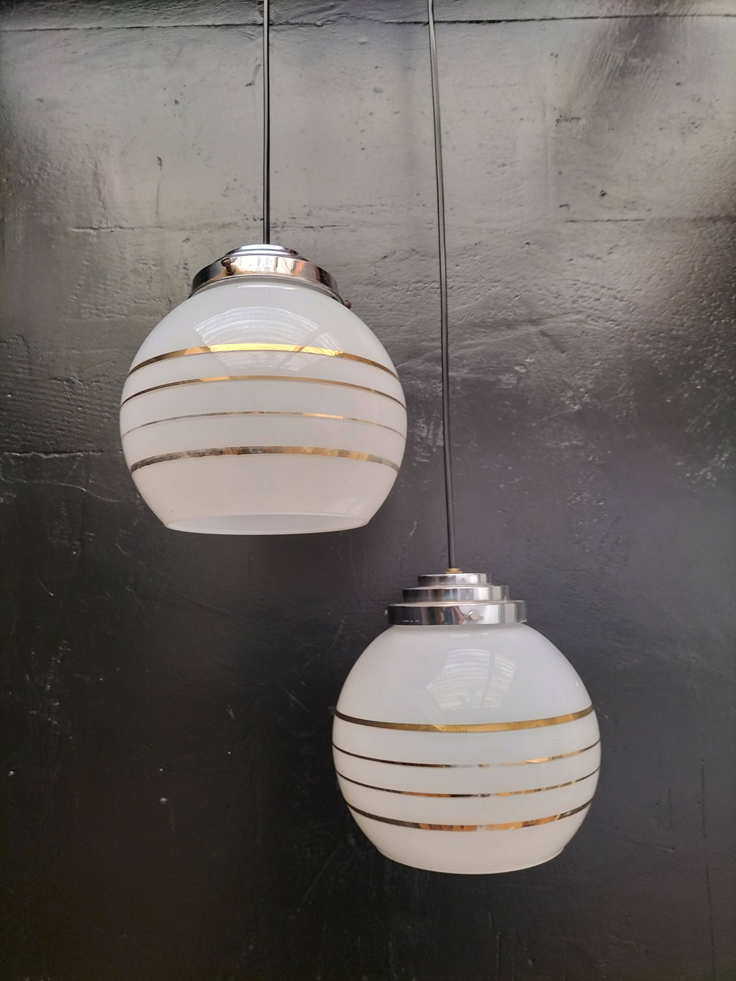 Paire de suspensions opaline