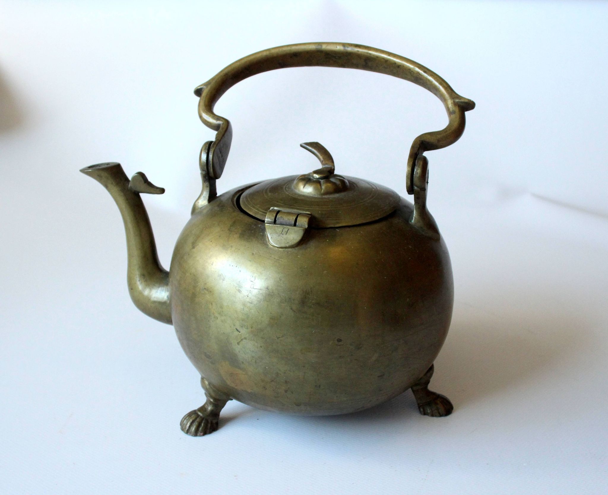Théière vintage en bronze