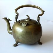 Théière vintage en bronze