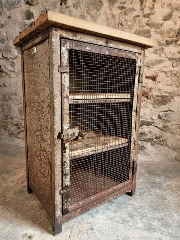 Rare armoire militaire industrielle française – Ministère de l’Air, 1956 – Rangement en métal avec plateau en chêne et étagères en bois