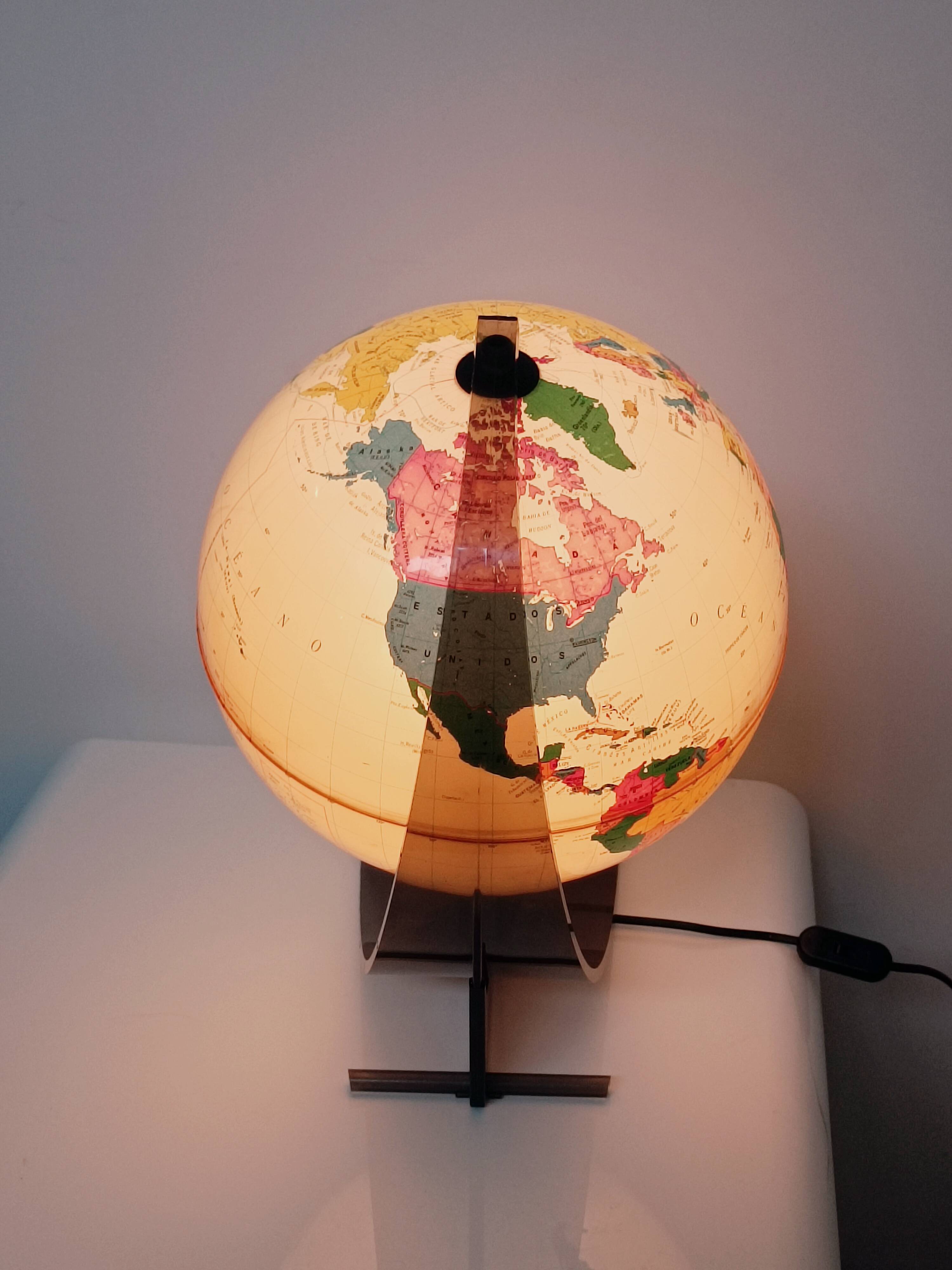 Illuminated terrestrial globe in plexiglass by Nova Rico Florence 1969