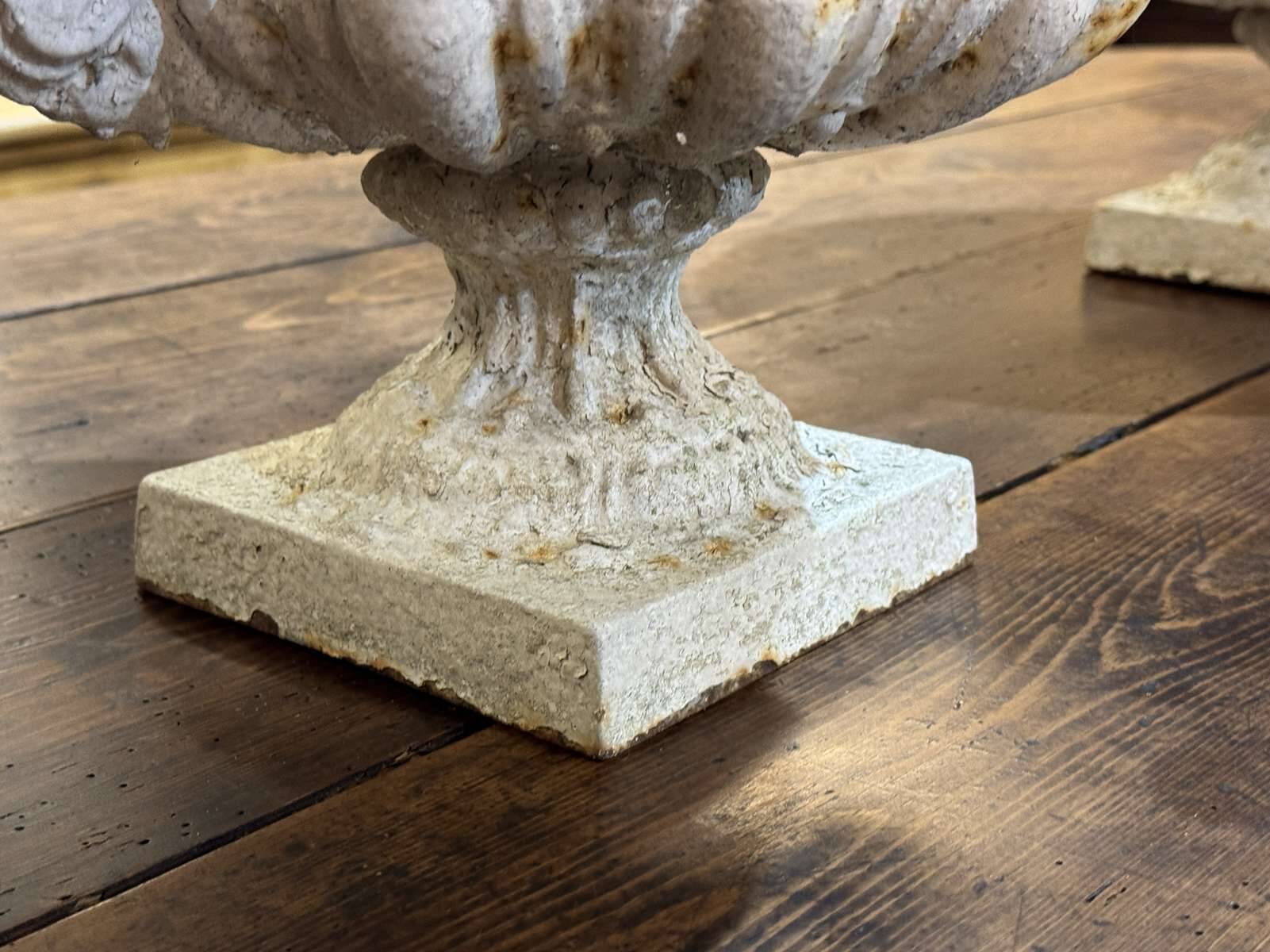 Pair of Medici vases in cast iron from the 19th century.