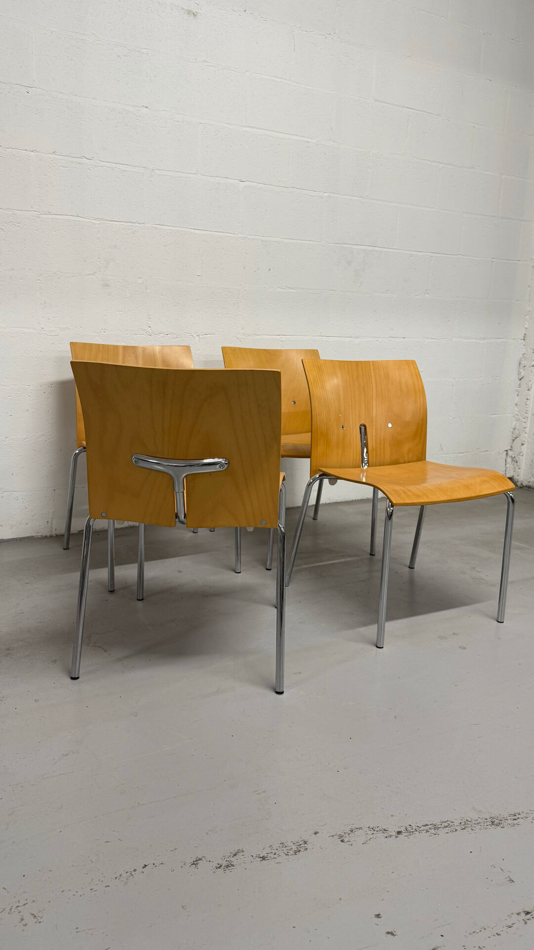 Ensemble de 4 chaises empilables vintage — Contreplaqué moulé et chrome, 199