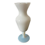 White and blue opaline soliflore