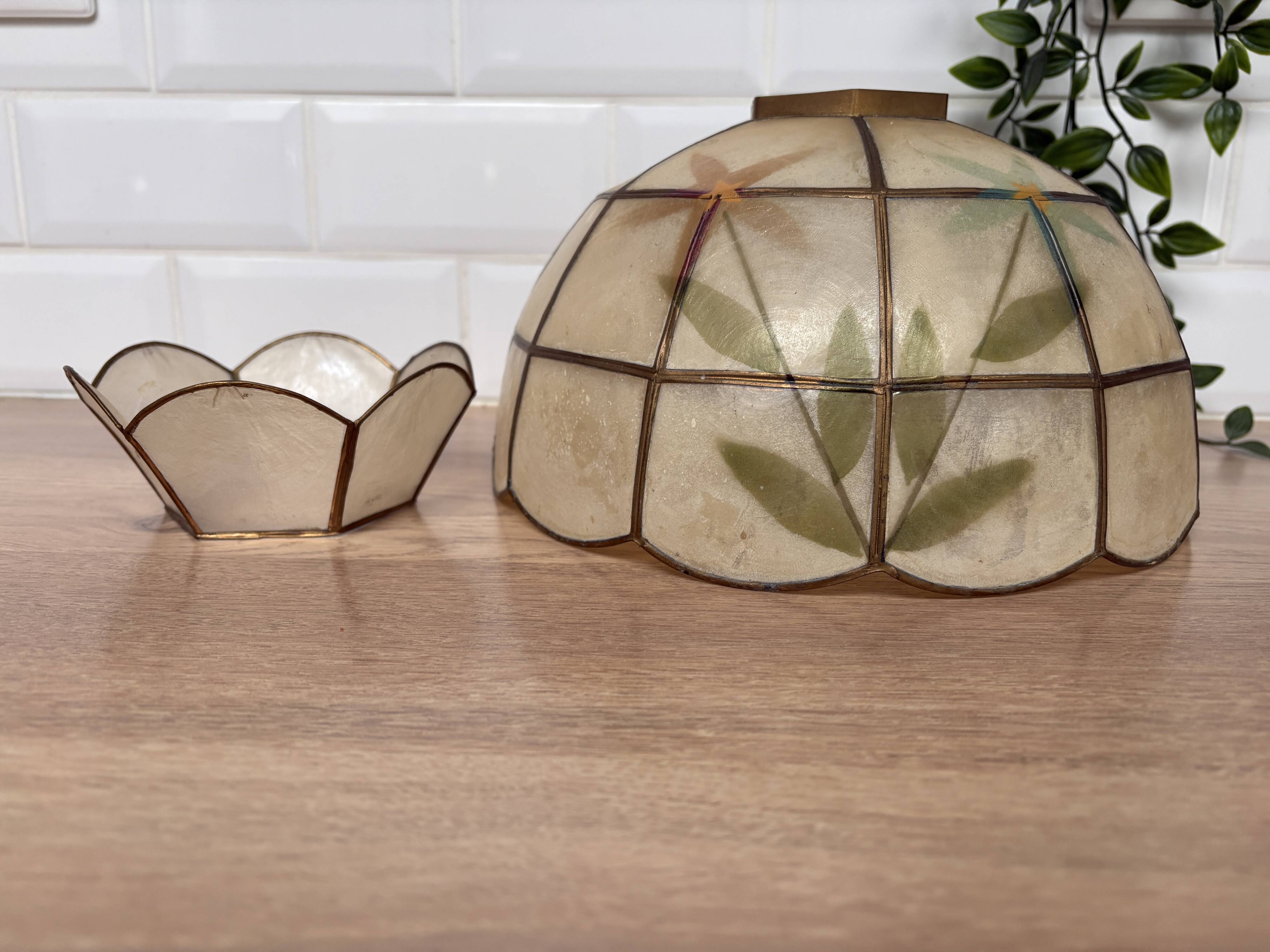 Mother-of-pearl lampshade for suspension