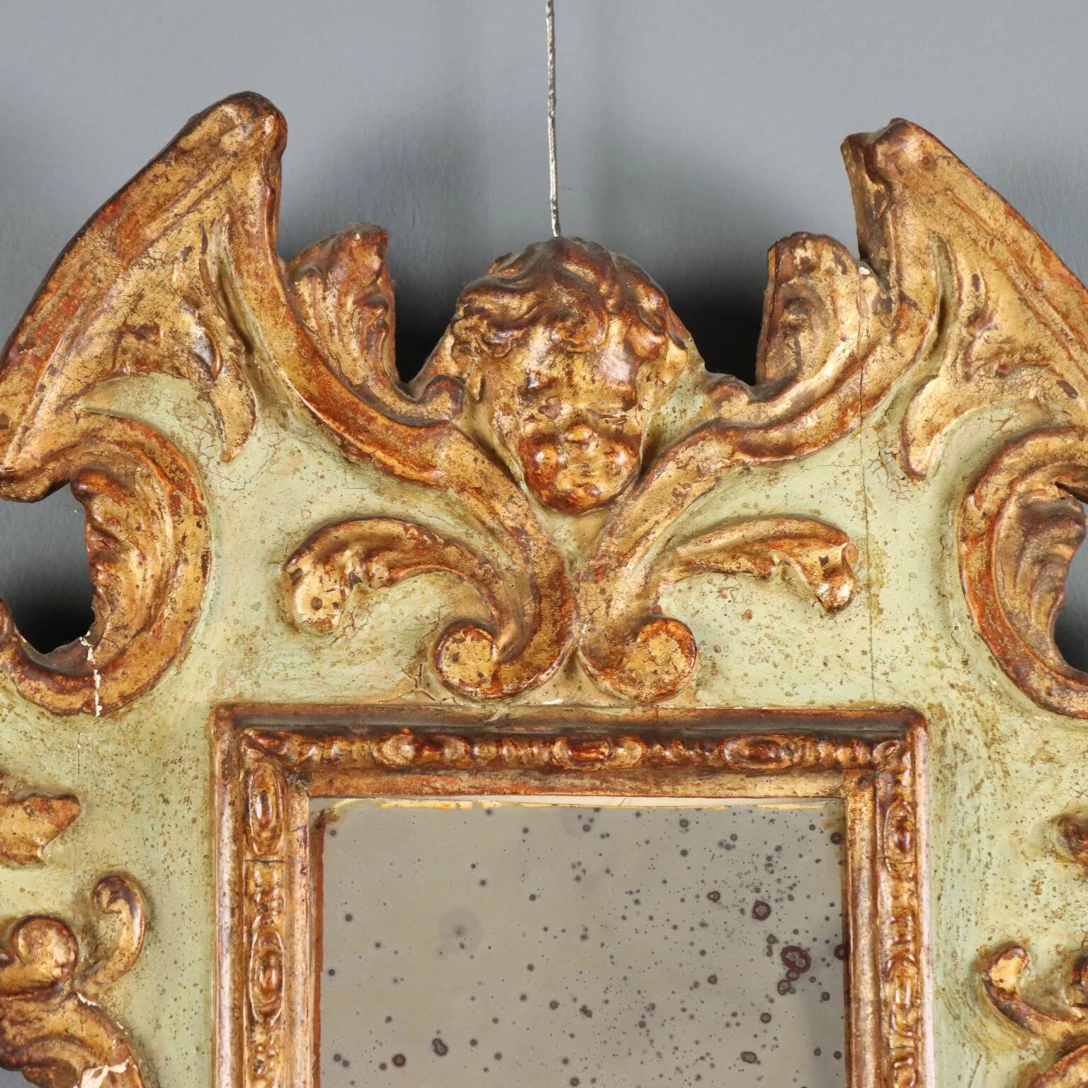 Miroir en bois de mélèze sculpté et doré