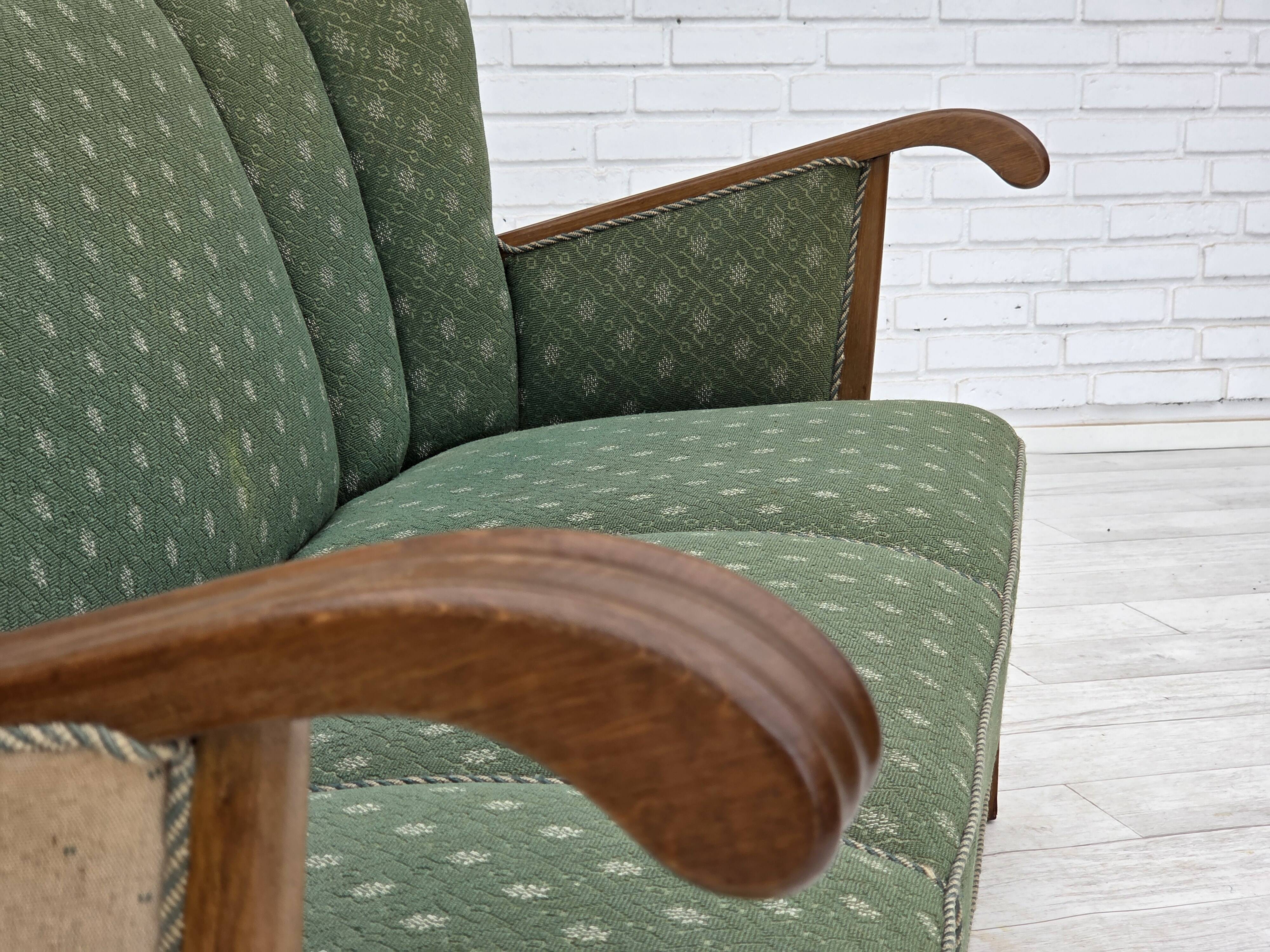Canapé danois 3 places des années 1950, tissu en laine d'ameublement vert/beige, bois de chêne.