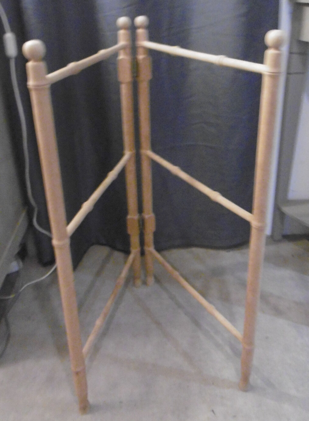 Old towel rack in natural wood XXeme