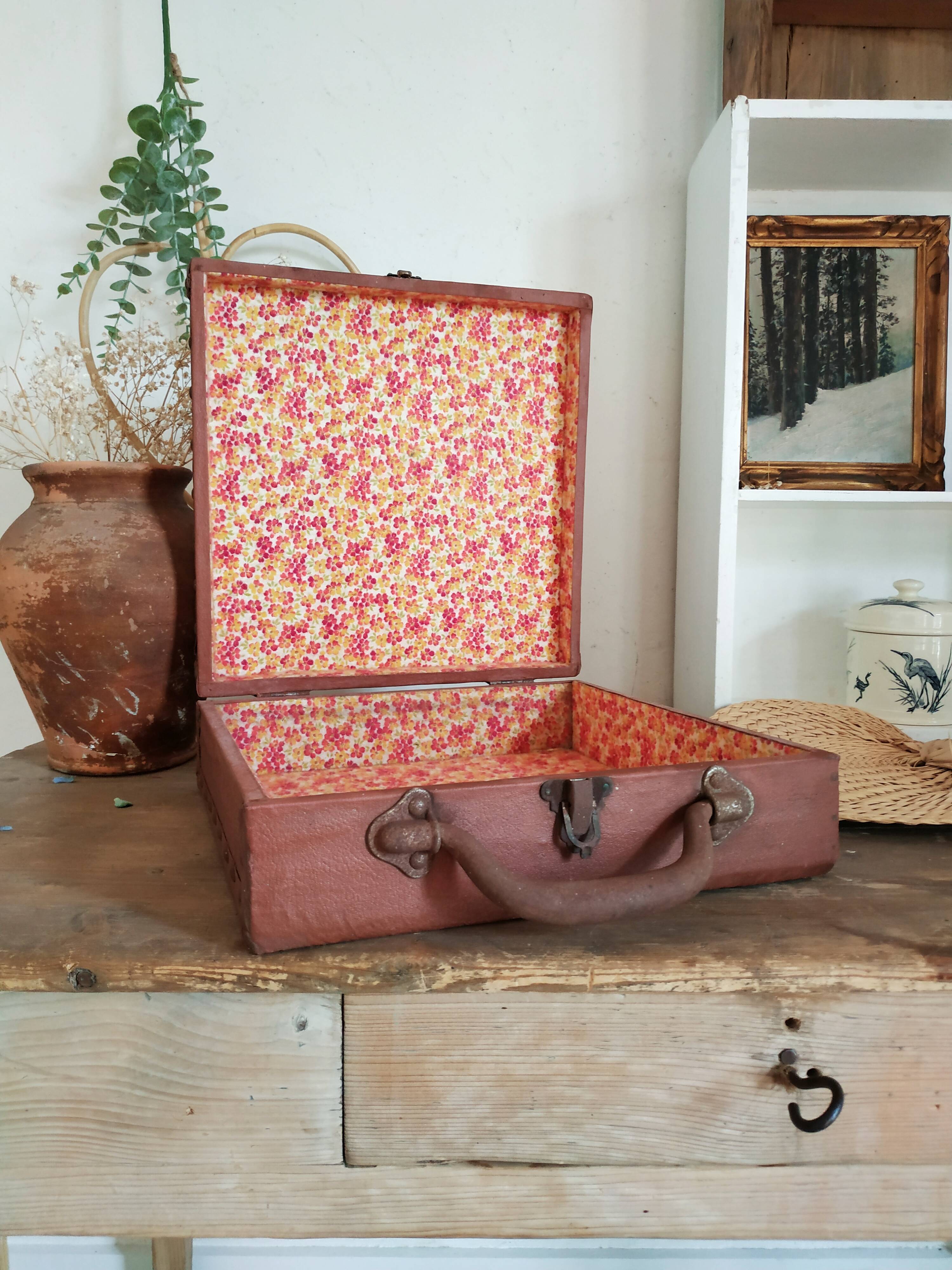 Floral interior brown vintage case