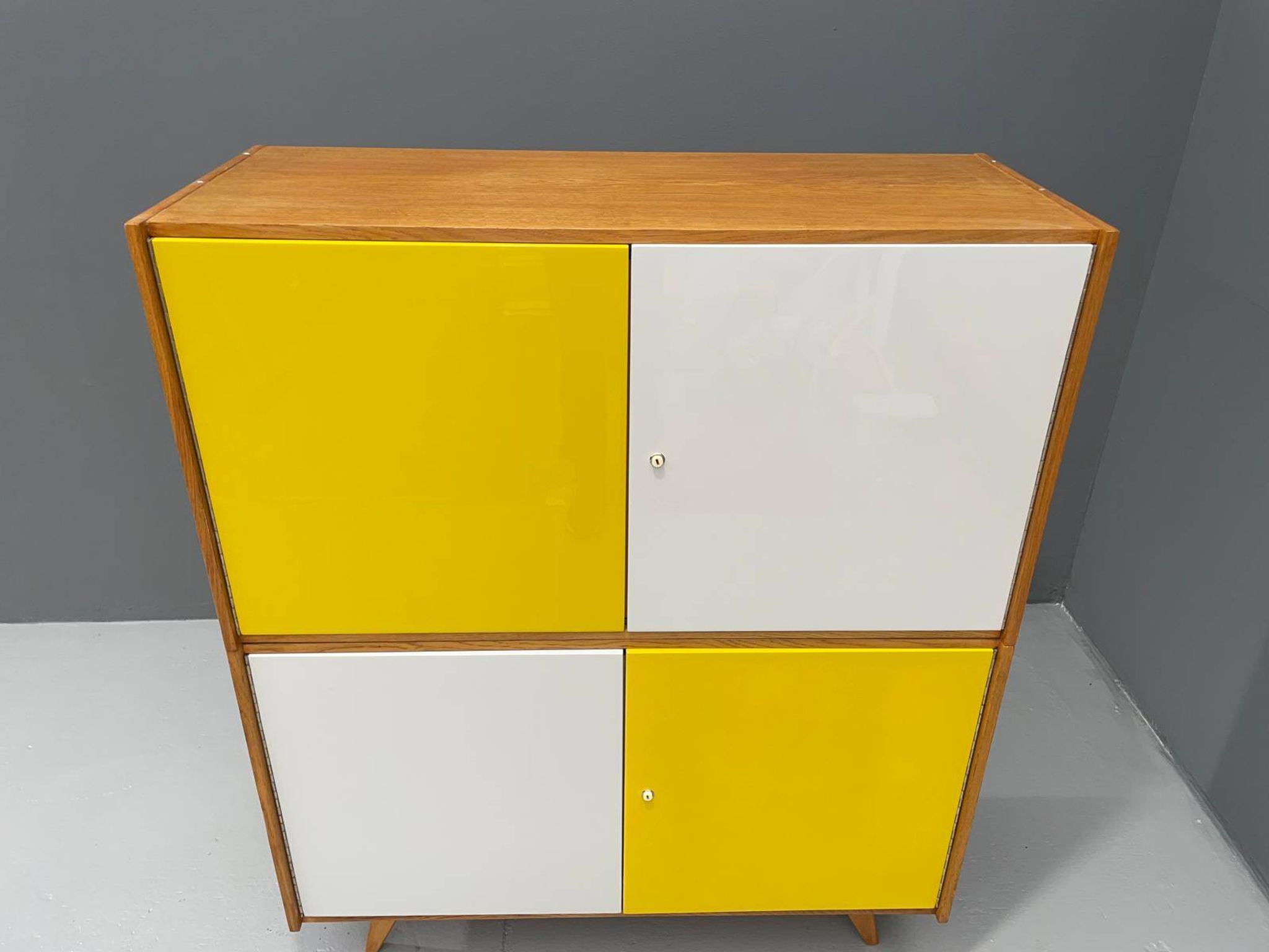 Armoire U-450 en placage de chêne, variante jaune et blanc, Jiří Jiroutek pour Inte