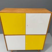 Armoire U-450 en placage de chêne, variante jaune et blanc, Jiří Jiroutek pour Inte