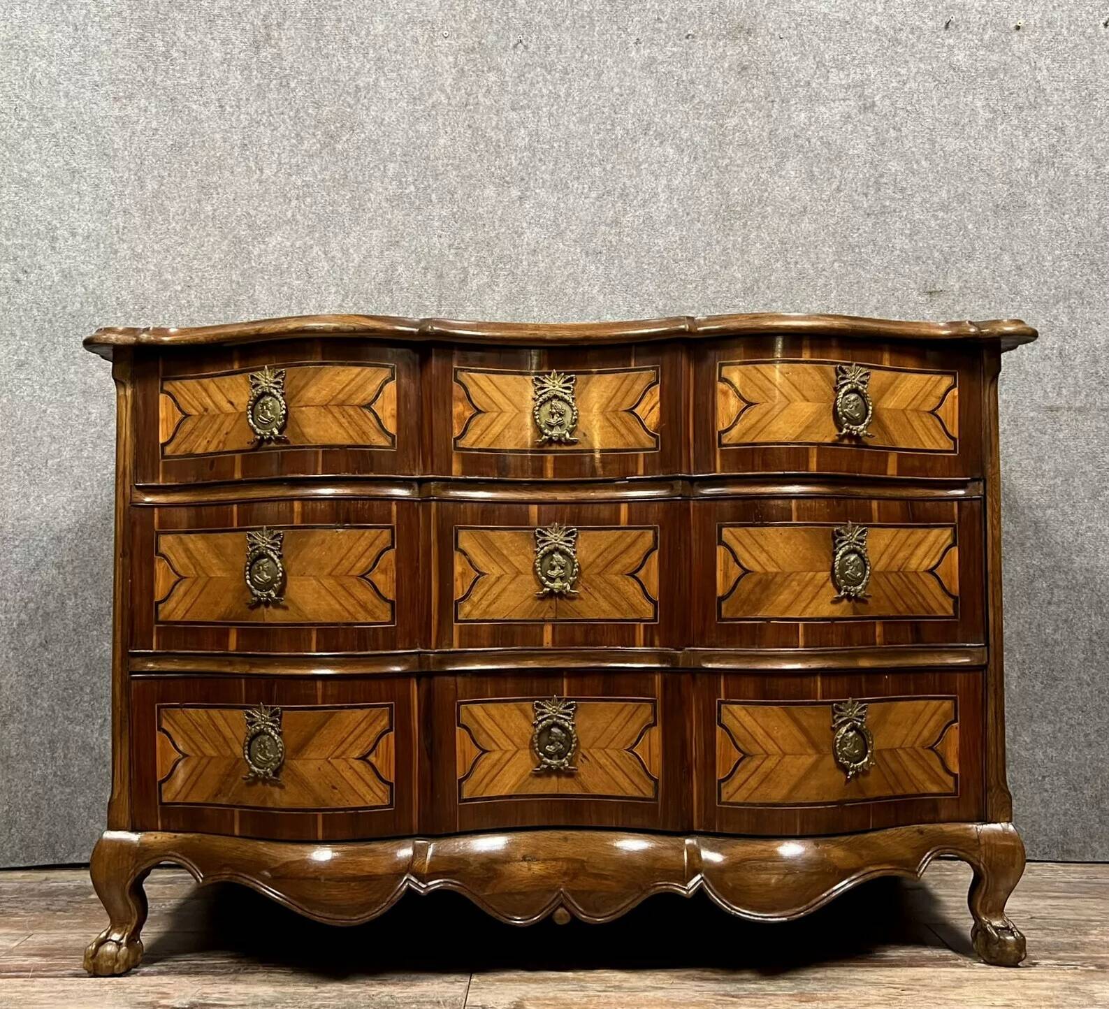 Commode Arbalète époque Louis XV en marqueterie de bois nobles