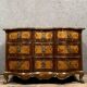Commode Arbalète époque Louis XV en marqueterie de bois nobles