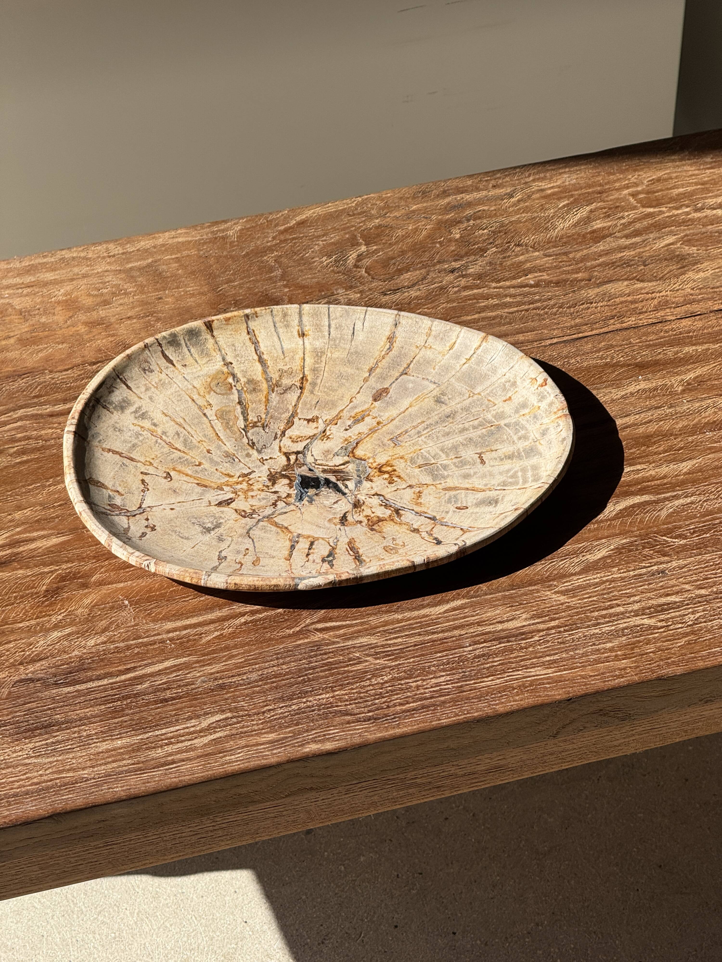 Petit vide poche ou plat en bois pétrifié beige cernes petit cœur noir