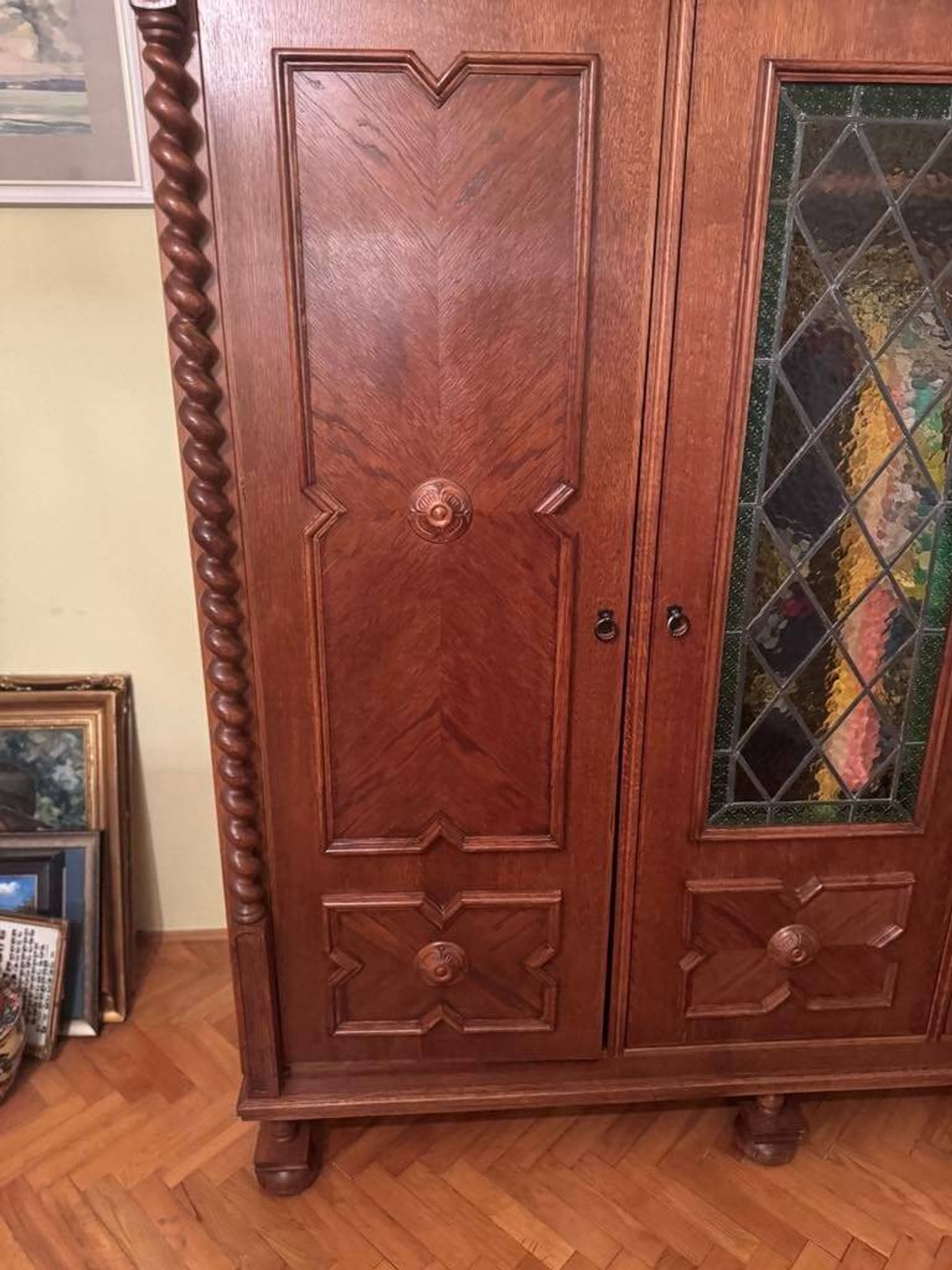 Armoire en chêne de style espagnol, début du XXe siècle