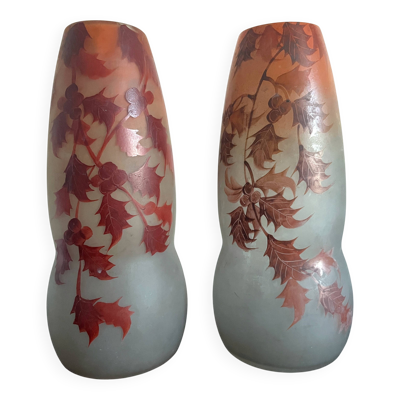 Paire de vases anciens à décor de houx (début XX°)
