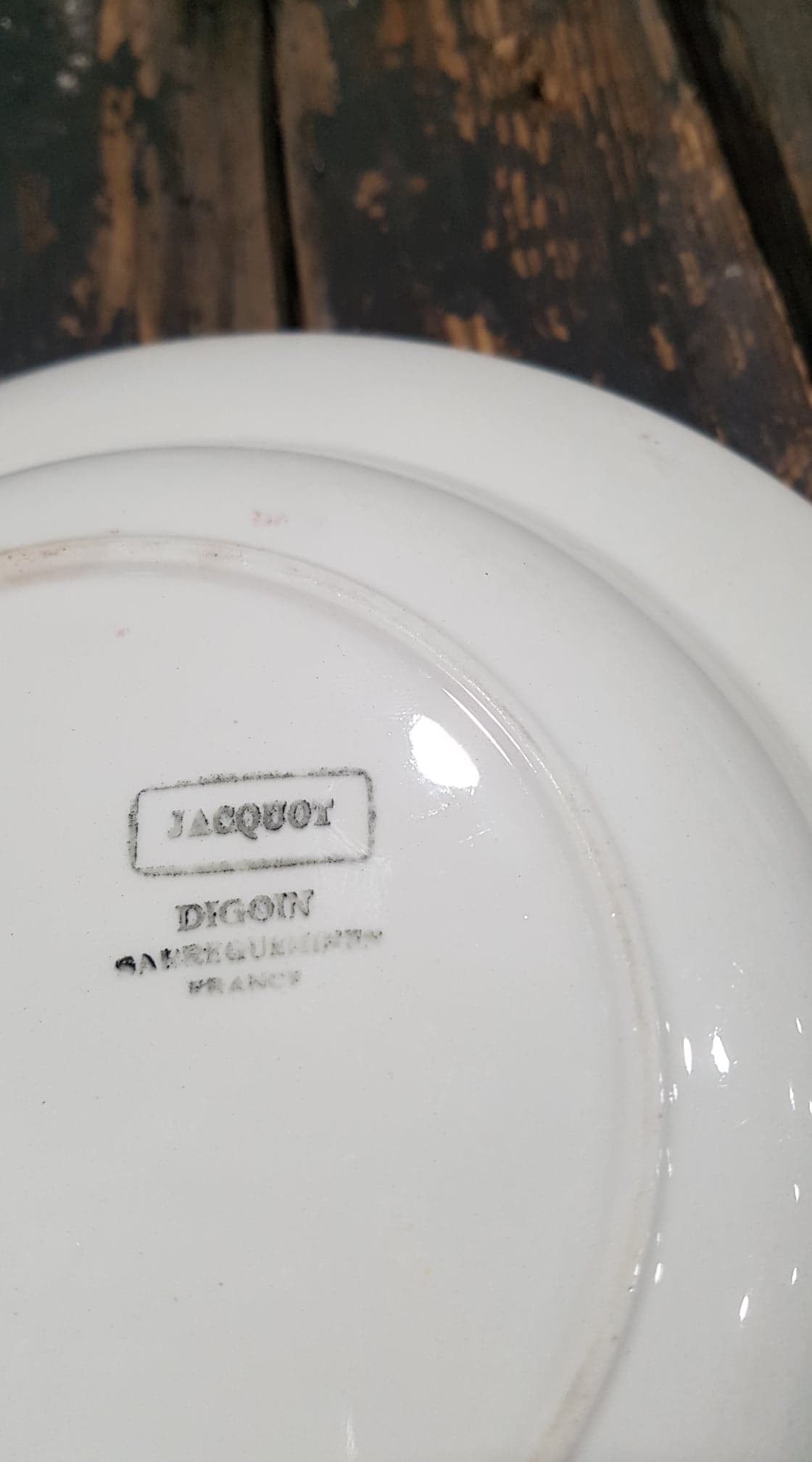 Plate Digoin Sarreguemines model Jacquot red