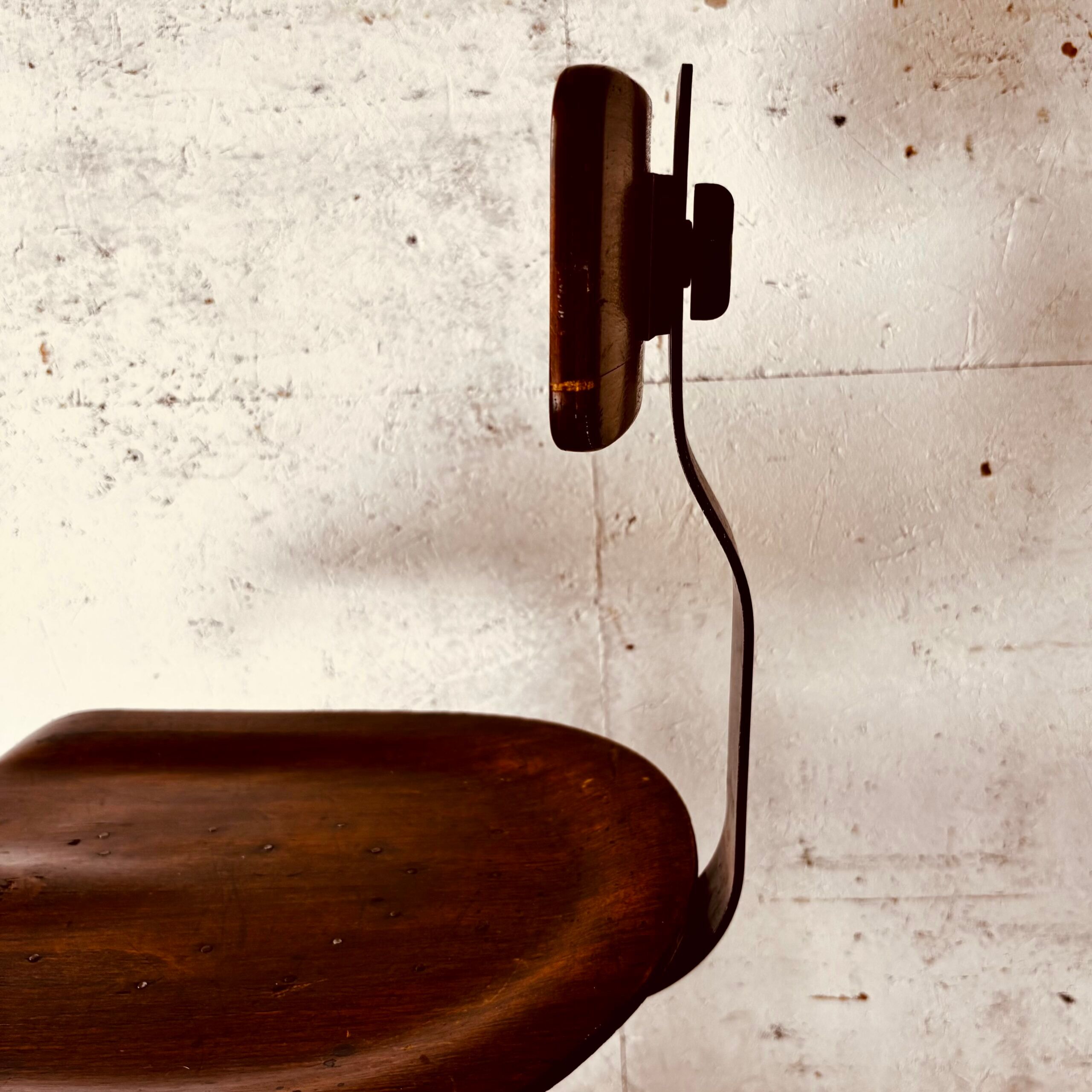 Adjustable Singer workshop chair with Eiffel base