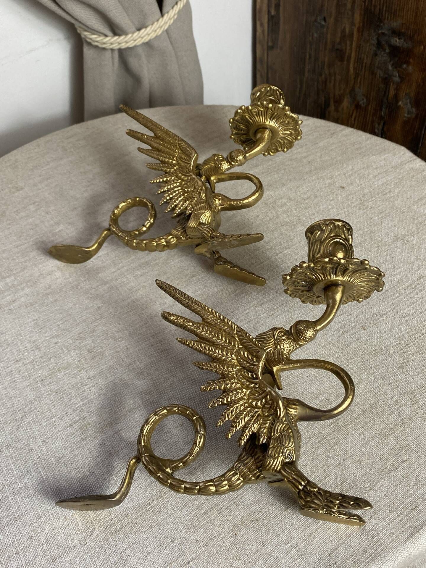 Paire de bougeoirs chimères en bronze