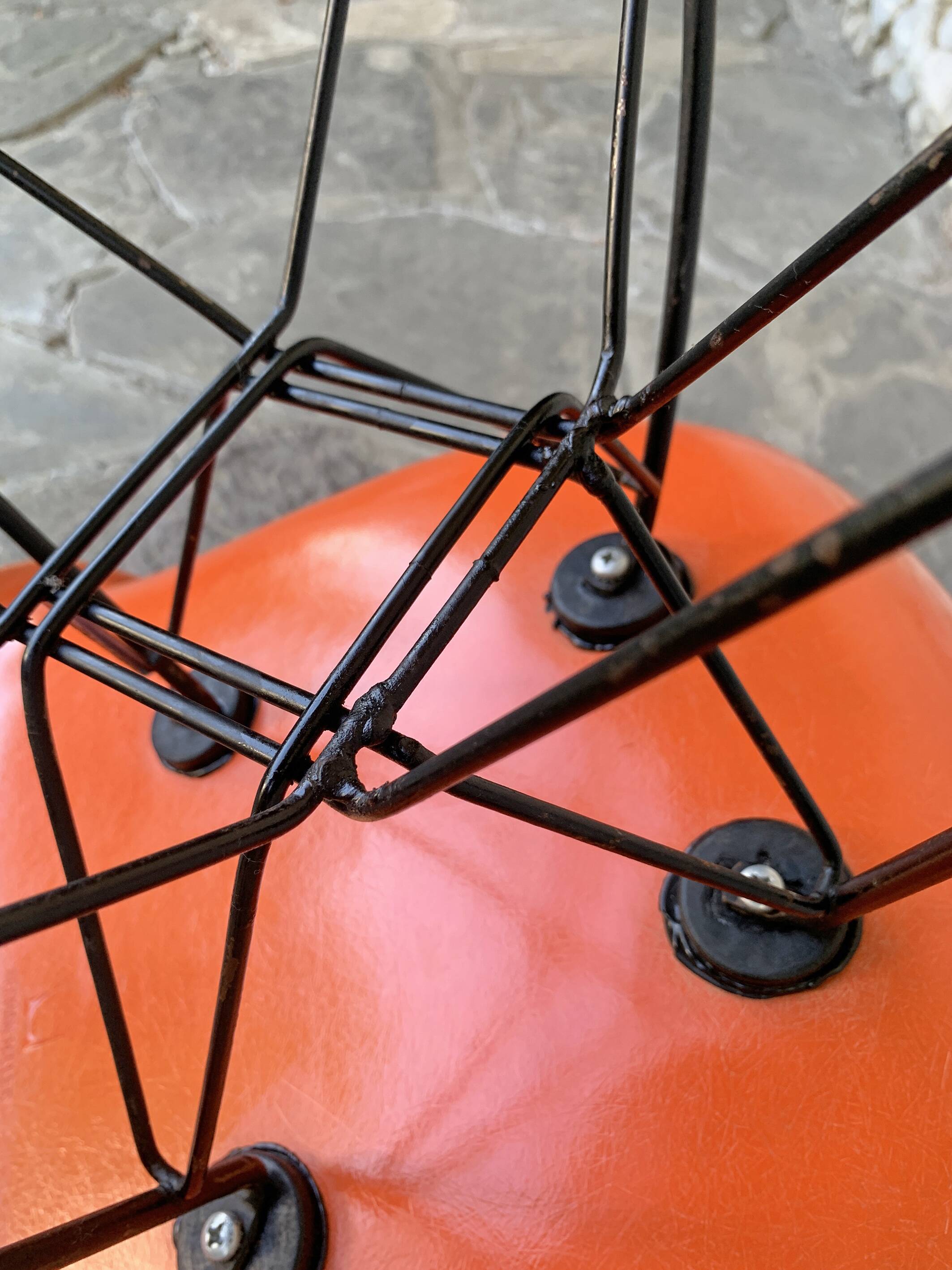 Fauteuil Eames DAR orange, base Eiffel originale, Herman Miller, 1960