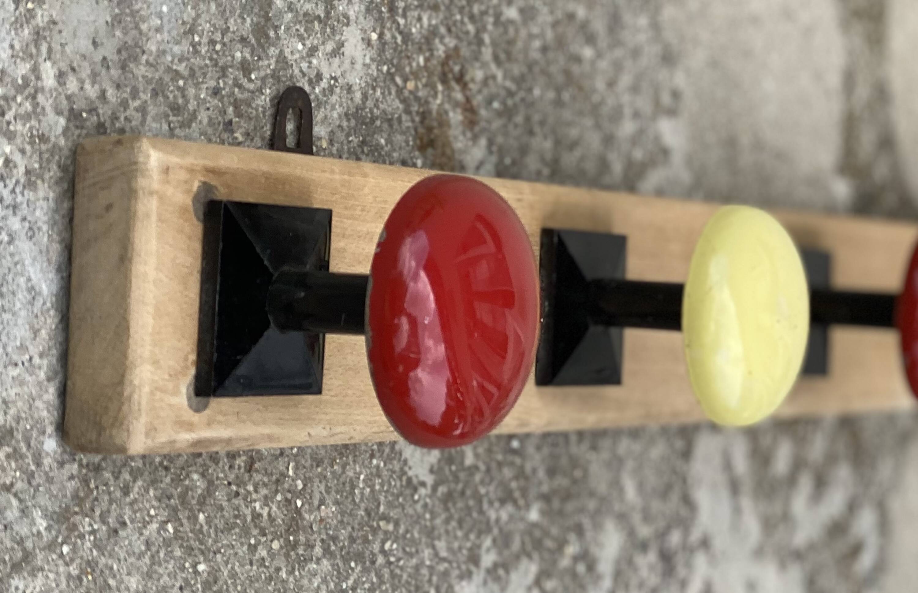 Portemanteau à 5 patères métal laqué jaune et rouge vintage 1960