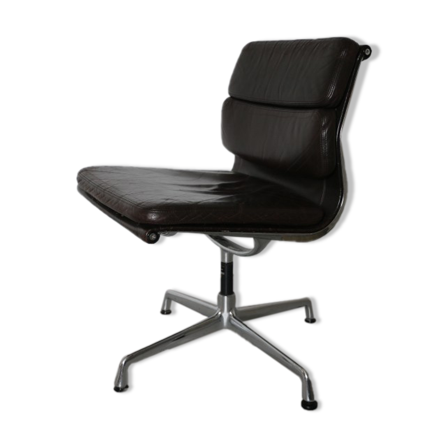 Fauteuil modèle softpad chocolat de Charles & Ray Eames