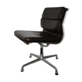 Fauteuil modèle softpad chocolat de Charles & Ray Eames