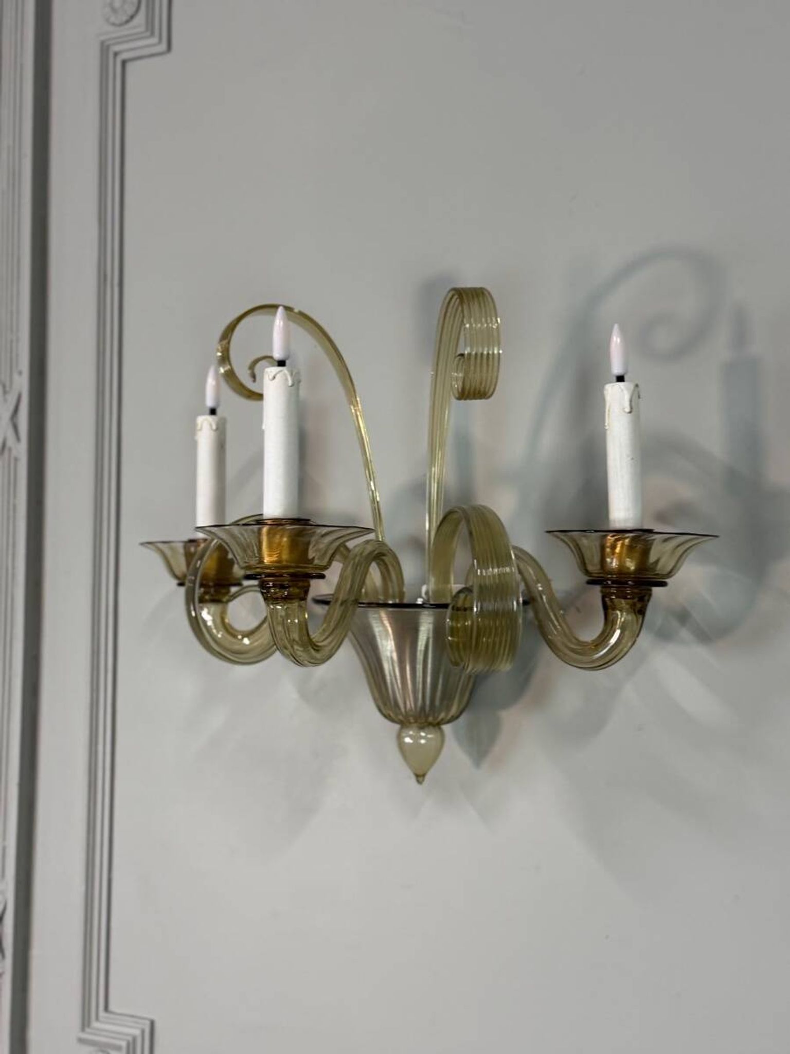 Venetian wall light in gilded Murano glass, circa 1940, set of five available.
