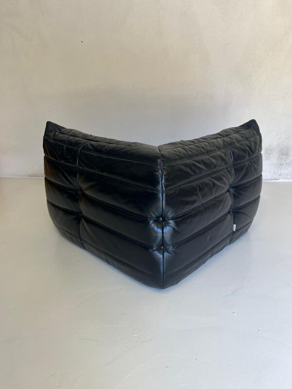Chauffeuse d'angle Togo en cuir noir par Ligne Roset