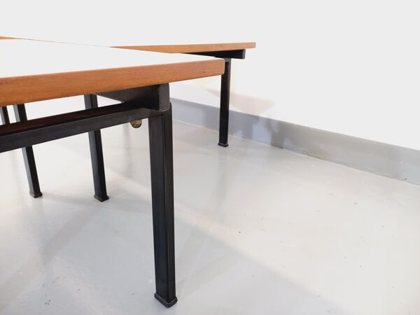 Suite de deux tables basses modernistes vintage Isa en teck et métal noir des années 60