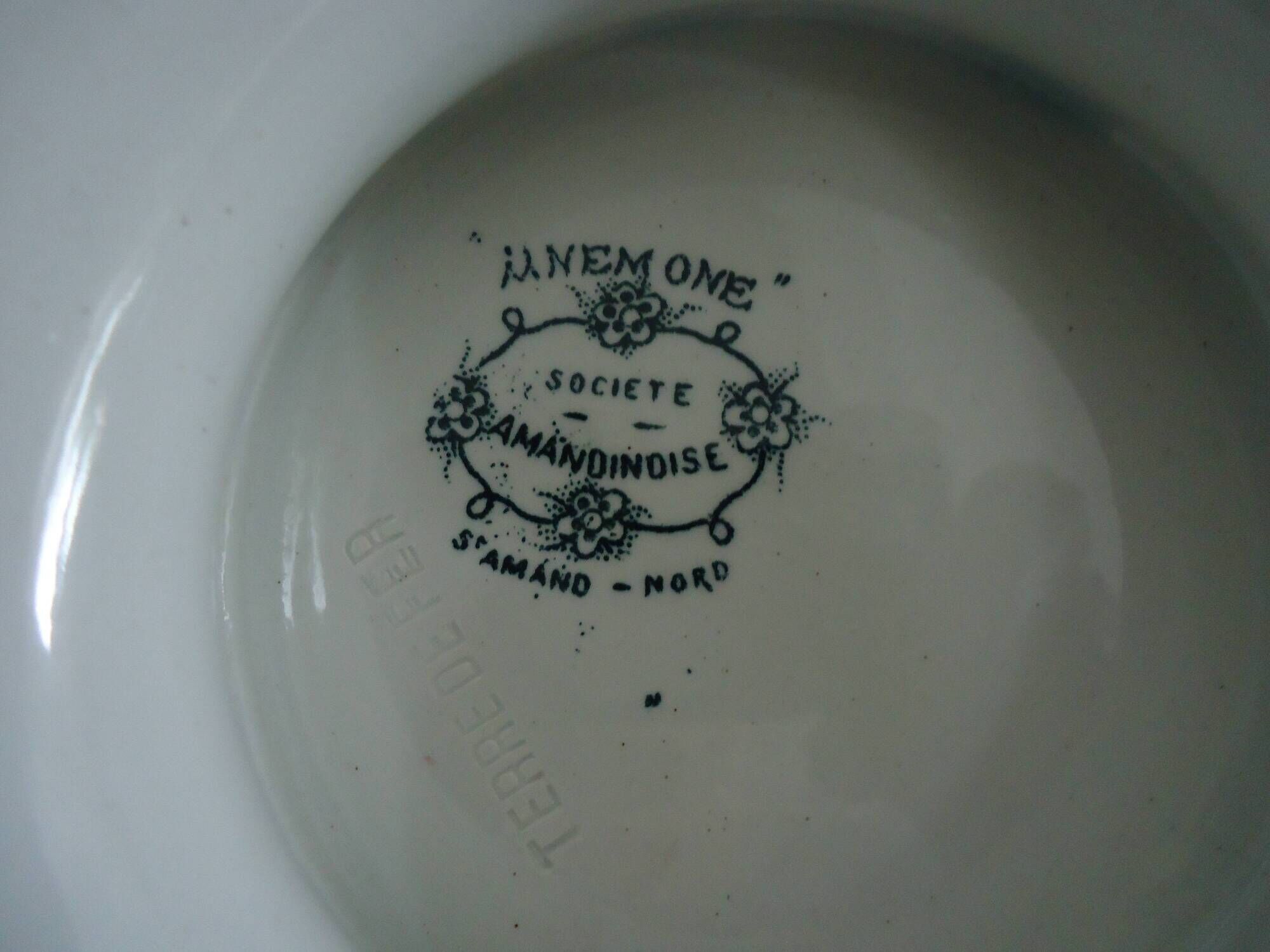 Plat sur piedouche en terre de fer, saint amand société l’amandinoise