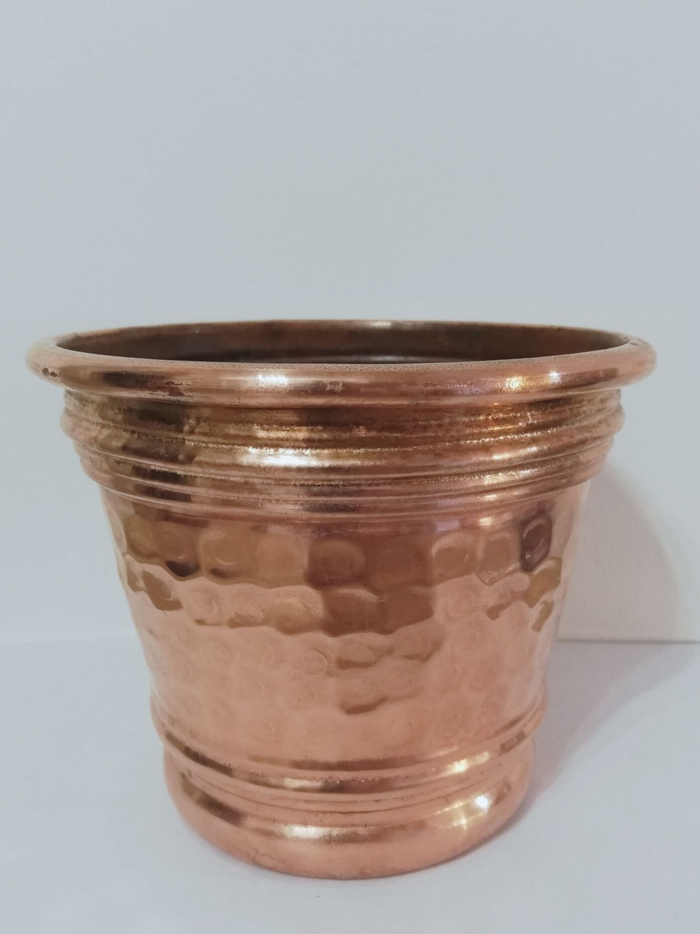 Cache pot en cuivre martelé estampillé "Sela"