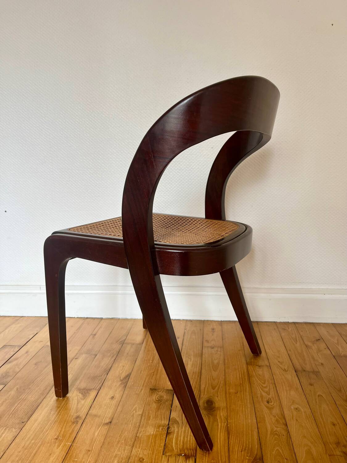 Chaise gondole cannée Baumann