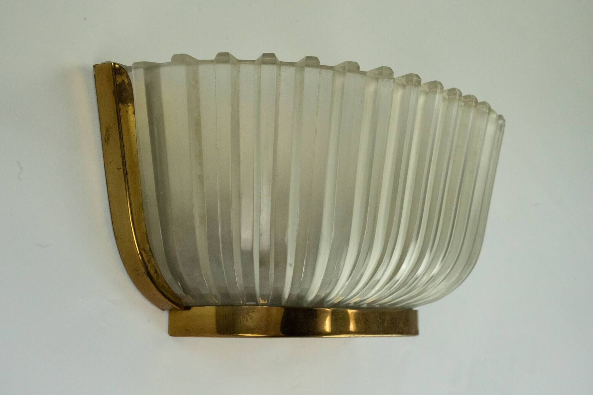 Single Art deco Seguso sconce in brass and glass. Italy 1940s