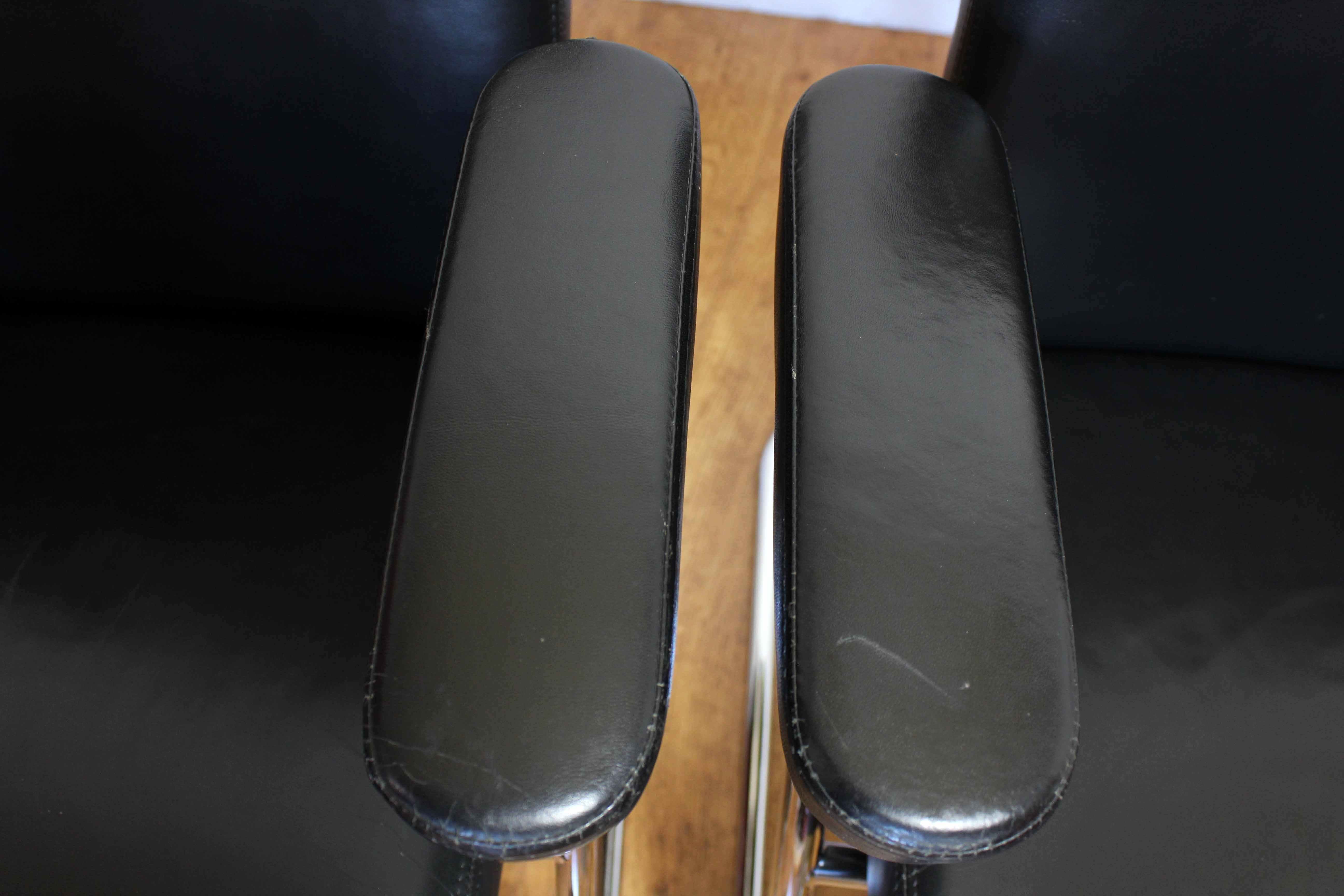 Paire de fauteuils en cuir et acier chromé