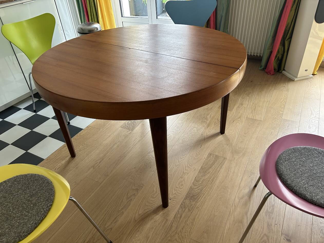 Butterfly table in teak with 2 extensions.