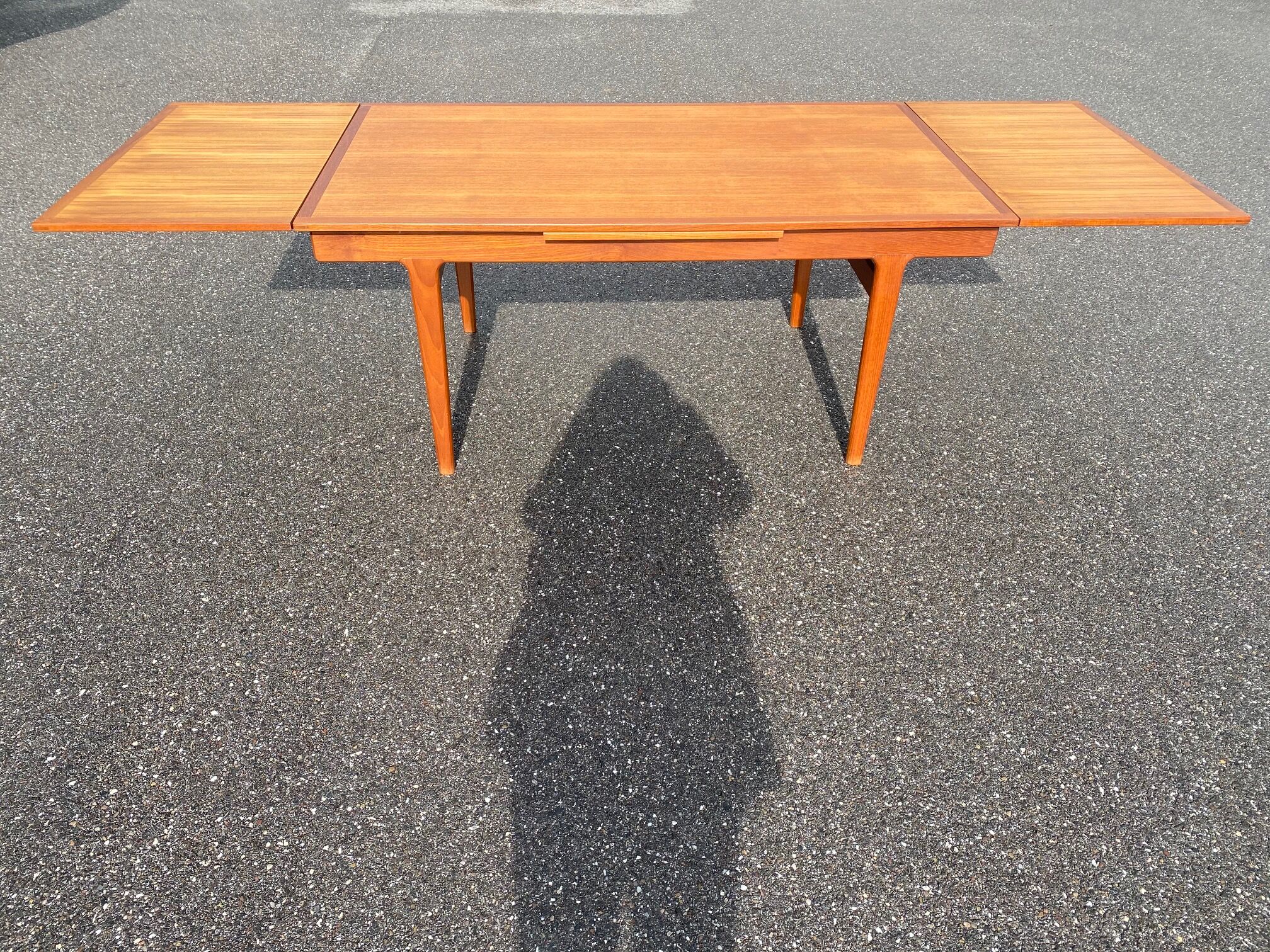 Niels calf otto dining table with extensions