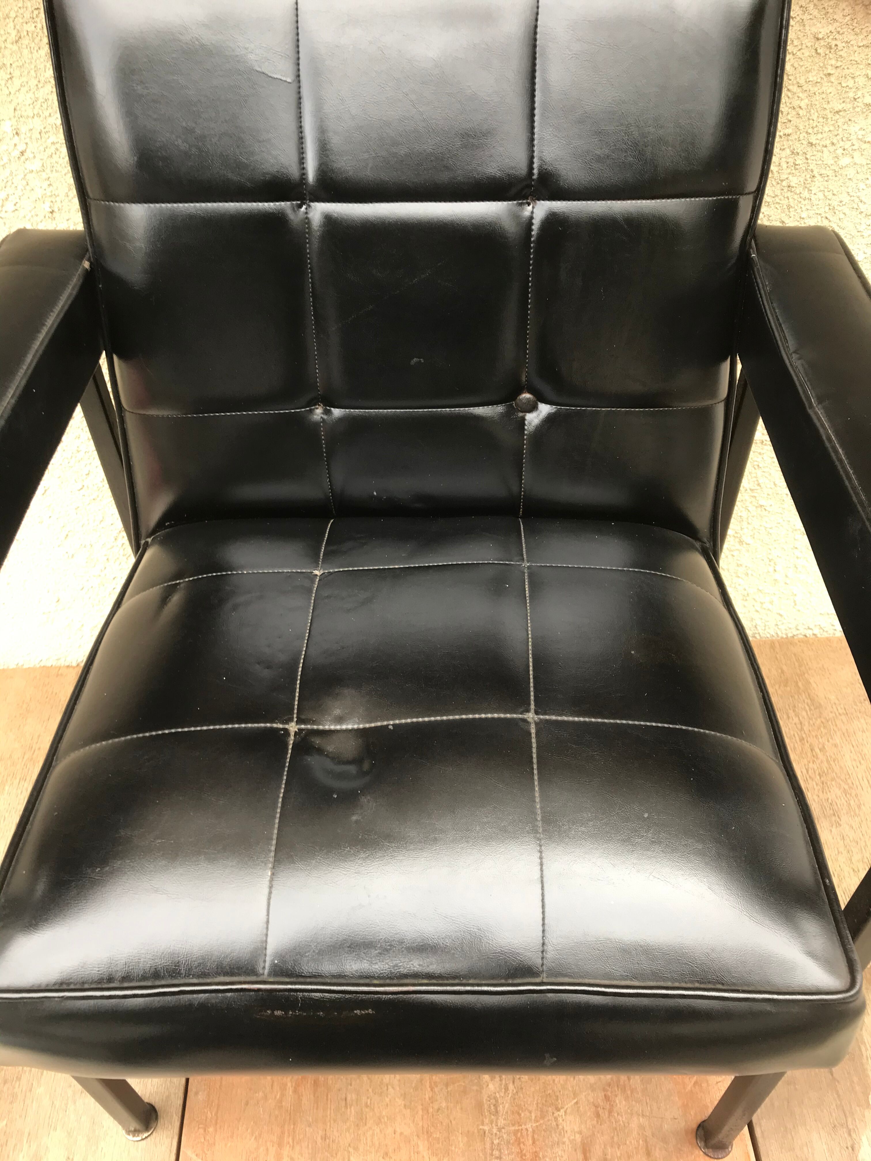 Ancien fauteuil structure métal noir et skaï noir