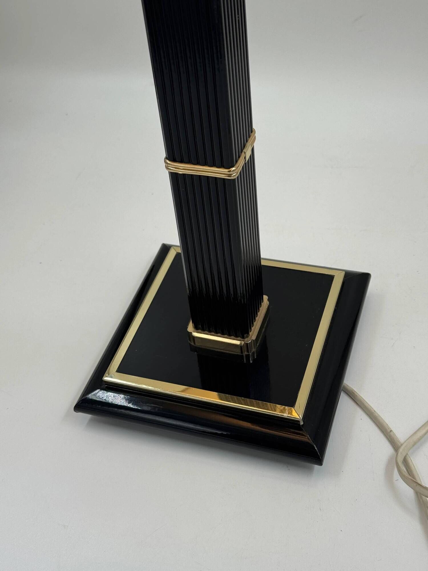 Vintage table lamp in black lacquer and gold metal, fluted column.