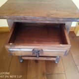 Un lot de deux tables de chevets