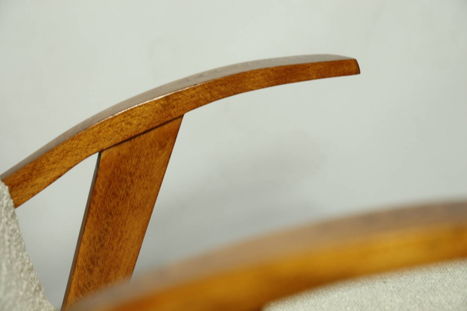 Fauteuil en bois et tissu bouclette beige clair restauré, design Puchala 1970