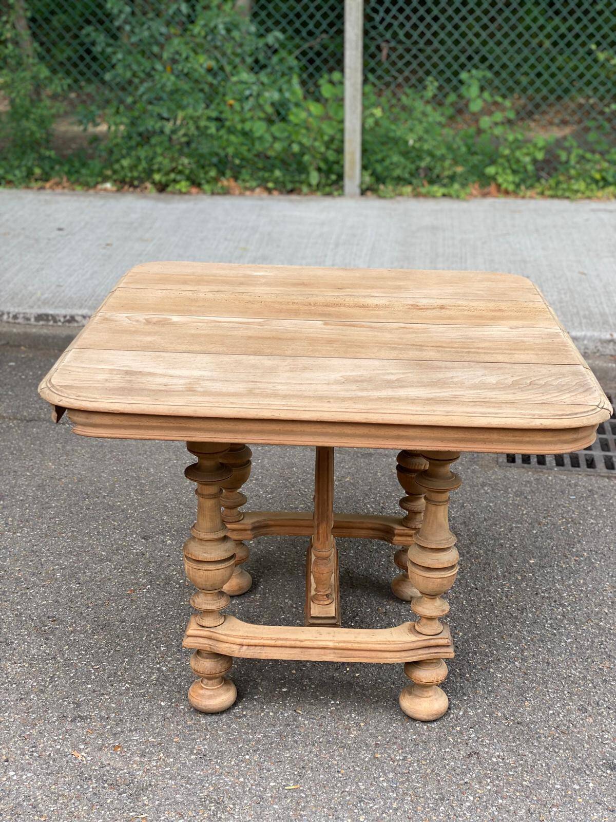 Table à manger Henri II en chêne massif décapée du XIXème