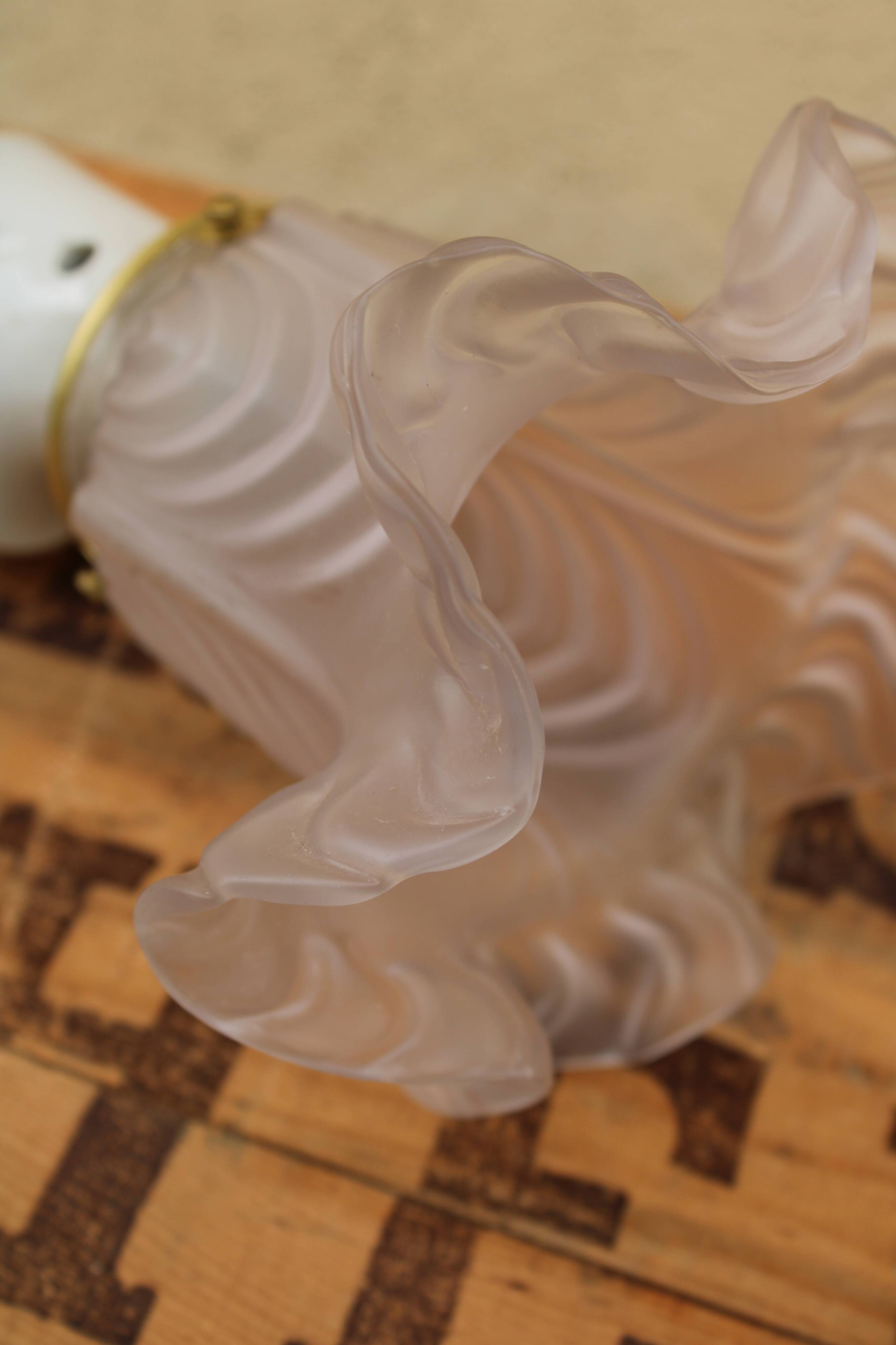 Wall light tulip and porcelain