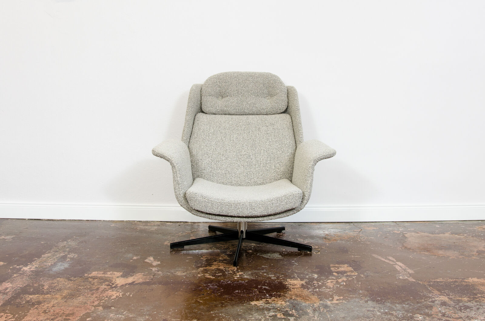 B7041 Armchair in Grey Boucle from Zakłady Przemysłu Meblarskiego Radomsko, 1970s